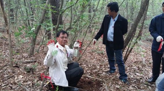 산림청이 진행하는'REDD+ 능력배양 프로그램'에 참가한 외국 산림 관계자가 산림탄소 축적조사 실습을 하고 있다.