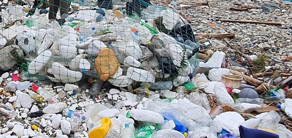 해양 플라스틱 쓰레기.