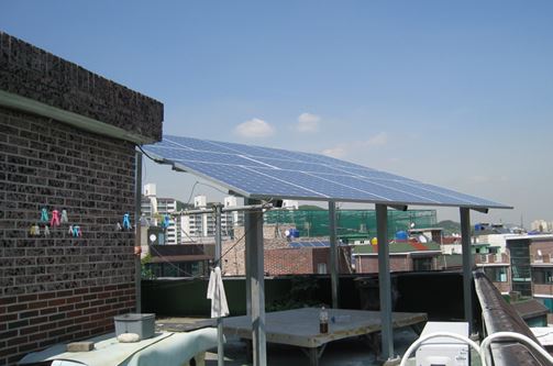 인천시내 일반주택 옥상에 설치된 태양광발전시설.