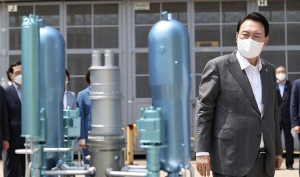 윤석열 대통령이 6월22일 창원에 위치한 두산에너빌리티를 방문해 원전 생산현장을 둘러보고 있다. 사진=제20대 대통령실