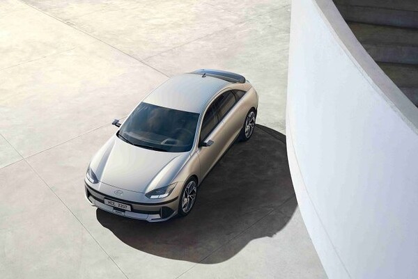 현대자동차가 14일 공개한 전용 전기차 브랜드 아이오닉의 두 번째 모델  '아이오닉 6(IONIQ 6)’.