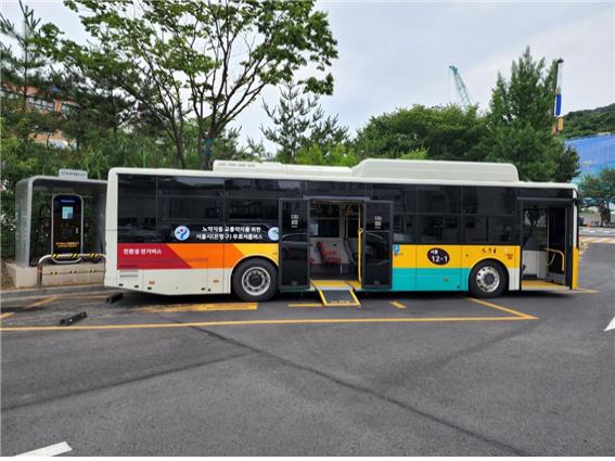 서울 은평구(구청장 김미경)는 18일부터 장애인, 노약자, 임산부 등 교통약자를 위한 무료셔틀버스를 전기 저상버스로 교체해 운영한다고 밝혔다.