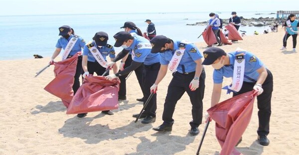 해양경찰관들이 해양 쓰레기를 수거하고 있다.