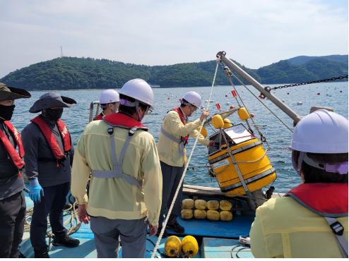 우동식 국립수산과학원장이 창원 진동만에서 수과원에서 운영 중인 실시간 해양환경을 측정하는 관측 부이를 직접 점검하고 있다.
