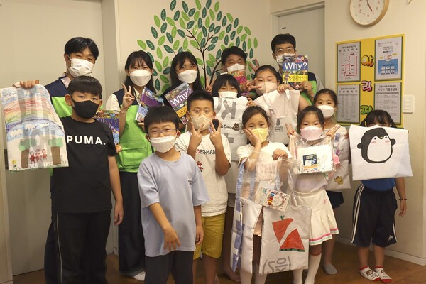 새활용 에코백 꾸미기에 참여한 지역 아동과 한국환경산업기술원 직원들.