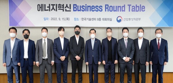 이창양 산업통상자원부 장관이  9월 15일 역삼동 한국기술센터 대회의실에서「에너지혁신기업 비즈니스 라운드테이블」을 주재한 후 주요 참석자들과 기념촬영을 하고 있다.