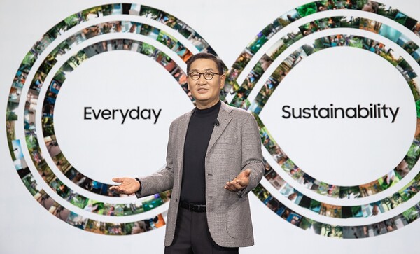 삼성전자가 15일 ‘新환경경영전략’을 발표했다. 사진은 지난 1월 삼성전자 DX부문장 한종희 부회장이 미국 라스베이거스에서 ‘미래를 위한 동행’을 주제로 CES 2022 기조연설을 하는 모습.