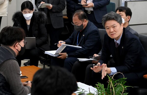 인천시 박유진 자원순환에너지본부장이 20일 열린 기자간담회에서 인천시내 생활폐기물 감축 현황을 설명하고 있다.