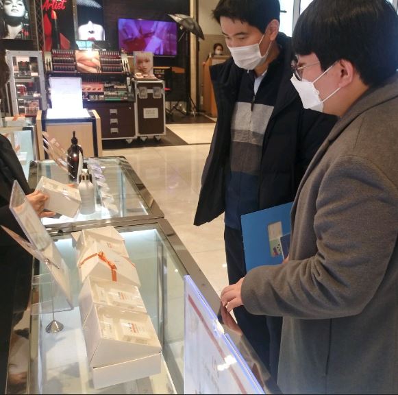 한국환경공단 관계자들이 유통매장에서 과대포장 여부를 점검하고 있다.