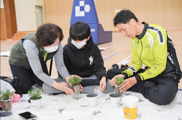 수도권매립지관리공사가 5월4일 인천 서구에서 ‘쓰레기 줄이기 투어’를 개최한 가운데 참가자들이 드림파크 야생화공원에서 일회용컵을 이용해 나만의 화분만들기 체험을 하고 있다.