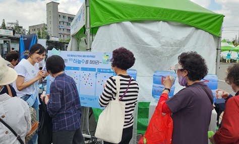 인천하늘수 시음 이벤트에 참여하고 있는 시민들.