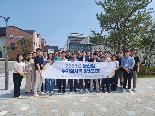 한국수자원공사가 한국벤처캐피털협회와 공동으로 “물산업 투자 심사역 양성과정”을 개설해 3단계 교육과정을 거친 제1기 수료생 25명을 배출했다.