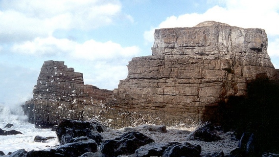 백령·대청 지질공원의 지질명소 중 하나인 두무진에 나타나는 10억년 전 퇴적층.