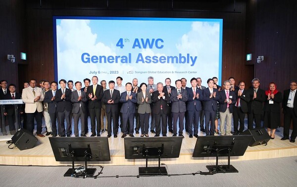 7월 6일 경기도 화성시 K-water 송산글로벌교육연구센터에서 아시아물위원회(이하 AWC)가 제4차 총회를 개최하고 아시아 물 문제 해결 방안을 논의했다. 총회에 참석한 참가자들이 기념촬영을 하고 있다.