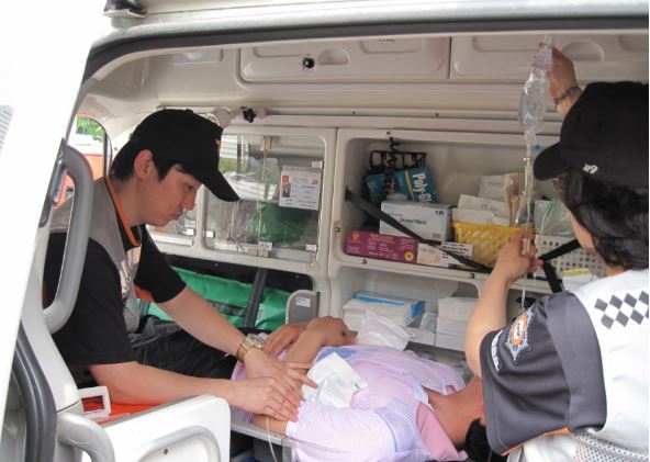 구급차에서 온열질환자에게 얼음팩을 조치하고 있는 모습(자료사진).