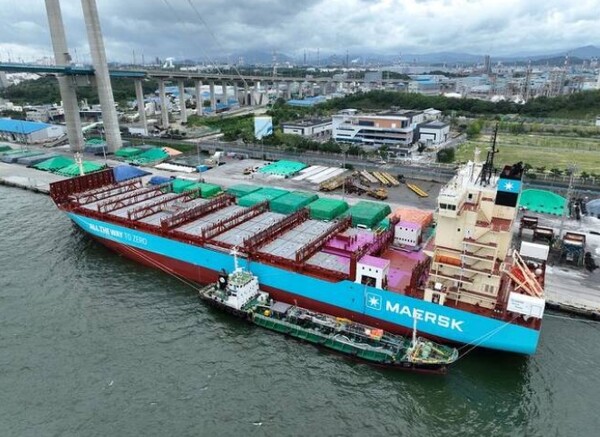 해양수산부(장관 조승환)는 7월 17일 울산항에서 세계 최초로 그린 메탄올 1천 톤이 컨테이너 선박에 성공적으로 공급됐다고 밝혔다. 사진=울산항만공사