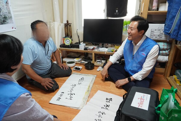 오세훈 시장이 지난 7월 20일 오후 서울 용산구 동자동에서 거주하는 쪽방촌 주민의 가정을 방문해 온기창고 물건을 전달하고 대화를 나누고 있다.