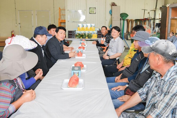 수도권매립지관리공사(사장 송병억)는 14일 무더위에 일하는 지역주민 근로자들을 위해 시원한 간식 나눔 행사를 개최했다.