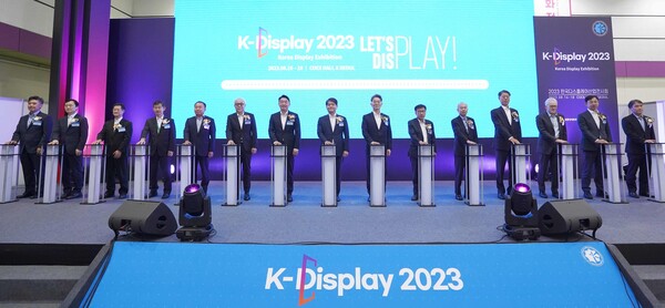 올해로 22회를 맞이한 한국디스플레이산업 전시회가 역대 최대인 172개사(582전시관 규모)가 참여한 가운에 8월 16일 서울 코엑스에서 개막했다.