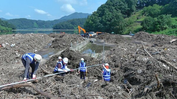 대청호에 유입된 부유물 수거 작업 모습(2023년 8월 18일, 충북 옥천군 석호리).