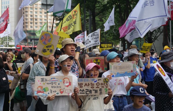 지난 8월 12일 열린 일본 후쿠시마 오염수 해양 방류 저지 전국 집회에서 활동가들이 오염수 방류 반대를 외치고 있다. 사진=환경운동연합