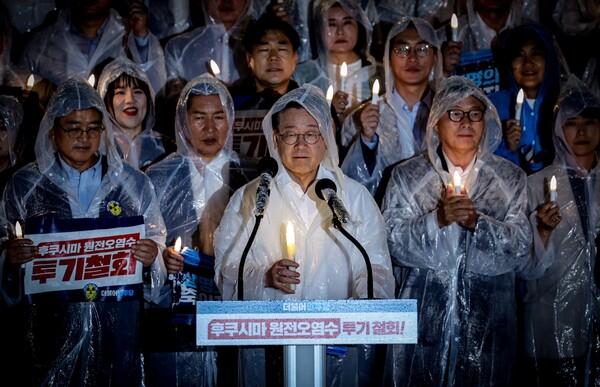 더불어민주당은 일본 오염수 방류를 하루 앞둔 23일 저녁 국회 앞 계단에서 규탄 촛불집회를 열었다. 사진=더불어민주당