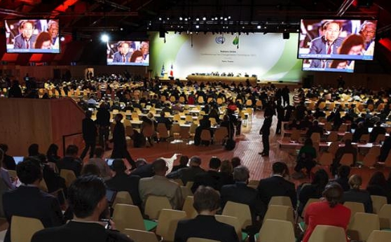 파리협정이 채택된 2015년 12월 프랑스 파리에서 열린 '제21차 유엔기후변화협약 당사국총회(COP21)'에서 당시 윤성규 환경부장관이 전체회의에서 환경건전성그룹(EIG)을 대표해 기조연설을 하고 있다.