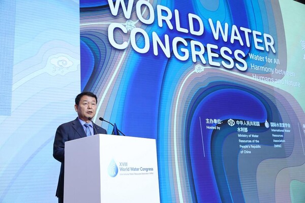 한국수자원공사가 9월 11일 국제수자원협회(IWRA)가 수여하는 물 분야 최고 영예인 크리스털 어워드(Crystal Drop Award)를 아시아 최초로 수상했다. 윤석대 한국수자원공사 사장이 수상이후 수상소감을 밝히고 있다.
