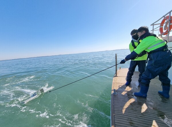 경기도 바다의 부유 미세플라스틱 농도를 측정하기 위해 해수를 채취하고 있다.