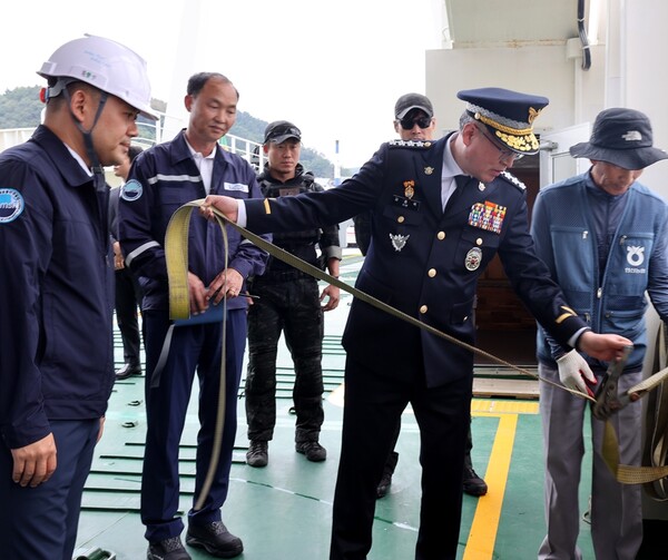 김종욱 해양경찰청장이 통영 여객선 안전시설을 현장점검 하고 있다.
