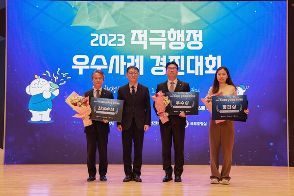 8일 한국환경공단 안병옥 이사장(왼쪽 첫 번째)이  '2023년 적극행정 우수사례 경진대회에서' ‘국무총리상’을 수상하고 기념촬영을 하고 있다.