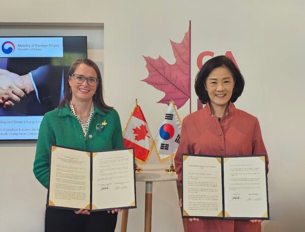 한국과 캐나다는 2023년 12월3일(일)  박진 외교부 장관과 스티븐 길보(Steven Guilbeault) 캐나다 환경기후변화부 장관이 서명한 '한-캐나다 기후 협력 강화 MOU'를 체결했다고 밝혔다. 사진=외교부
