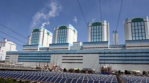 화력발전소와 태양광발전(자료사진).