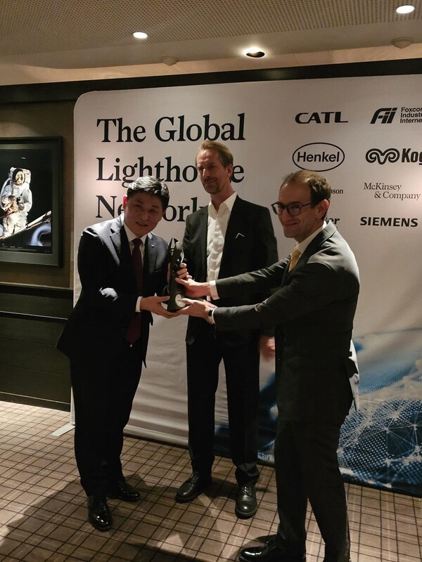 월 15일(현지시각) 스위스 다보스에서 진행된 세계경제포럼 주관 ‘2023 Global Lighthouse Network Award’에서 전 세계 물기업 최초로 한국수자원공사가 선정되어 문숙주 한국수자원공사 수도부문장(사진 왼쪽)이 트로피를 받고 있다. 사진=한국수자원공사
