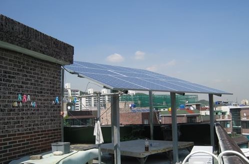 인천시내 일반주택 옥상에 설치된 태양광발전시설(자료사진).