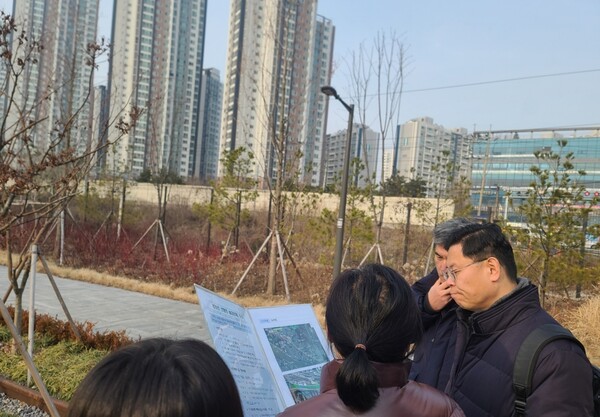 산림청(청장 남성현)은 지난 2일 서울시 마포구에 위치한 기후대응 도시숲 조성 사업지를 방문해 도시숲 조성사업의 추진 현황 및 관리 상태를 점검했다.