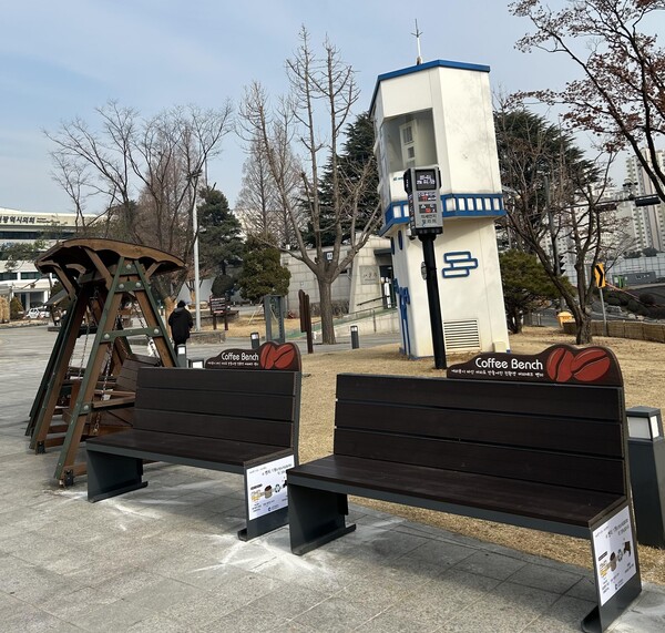 인천 애뜰광장과 시청 내 카페에 설치된 커피박(커피찌꺼기) 벤치.