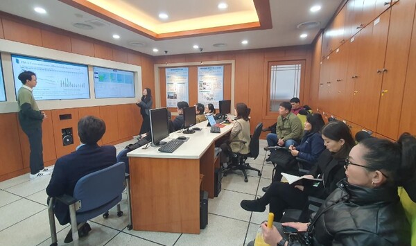 몽골 울란바토르시 대기질 관리업무 부서가 인천보건환경연구원을 방문해 인천시의 선진 대기환경관리시스템 운영상황 등을 견학했다.