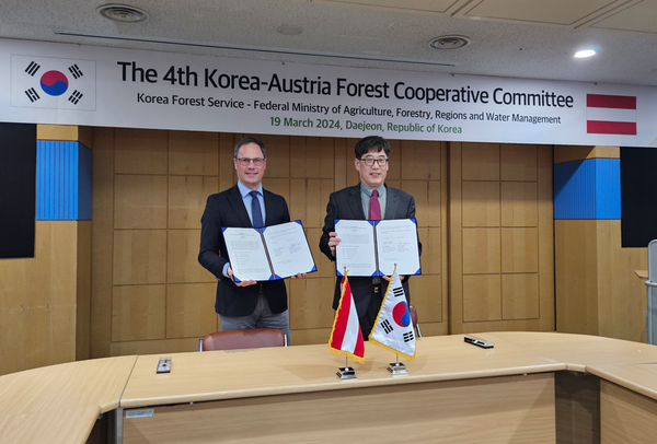 산림청(청장 남성현)은 19일 정부대전청사에서 오스트리아 농림부 관계자들이 참석한 가운데 ‘제4차 한-오스트리아 산림협력위원회’를 개최했다고 밝혔다.